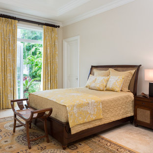 Esempio di una grande camera degli ospiti etnica con pareti beige, pavimento in pietra calcarea e pavimento beige