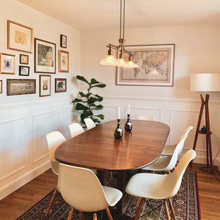 Idee per un angolo colazione boho chic con pareti bianche, pavimento in legno verniciato, pavimento grigio e pannellatura