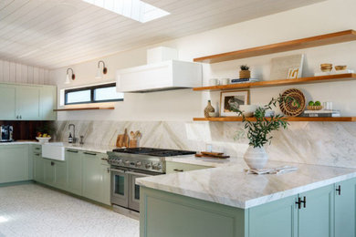Kitchen - modern kitchen idea in New York