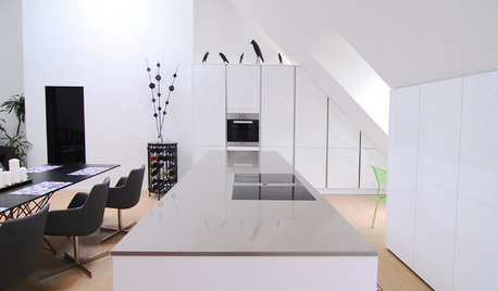 Passgenau unterm Dach: Eine moderne Küche in München