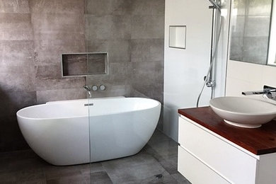 This is an example of a mid-sized modern bathroom in Melbourne.