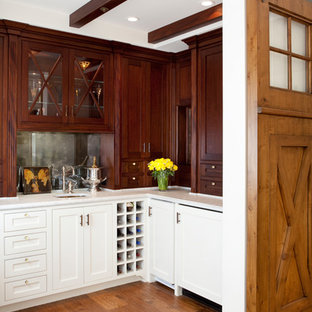 サンフランシスコの中サイズのトラディショナルスタイルのおしゃれなウェットバー (アンダーカウンターシンク、シェーカースタイル扉のキャビネット、白いキャビネット、無垢フローリング、大理石カウンター、ミラータイルのキッチンパネル) の写真