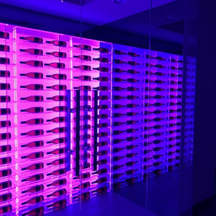 Foto di una cantina minimal di medie dimensioni con rastrelliere portabottiglie