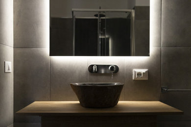 Ispirazione per un piccolo bagno di servizio minimalista con lavabo a bacinella e mobile bagno sospeso