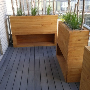 Decking with Planters and Privacy Screens