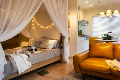 Modelo de dormitorio nórdico pequeño con paredes blancas, suelo de madera clara y suelo marrón