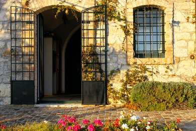 Esempio di un patio o portico country