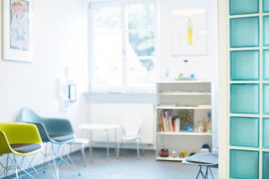 Aménagement d'un petit bureau contemporain avec un mur blanc, un sol en vinyl et un sol gris.