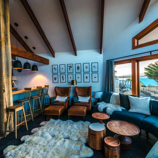 Inspiration för ett mellanstort funkis allrum med öppen planlösning, med mellanmörkt trägolv, ett finrum, vita väggar och brunt golv