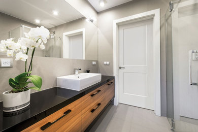 Example of a minimalist bathroom design in Sacramento