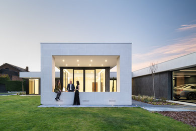 Modelo de fachada de casa blanca y blanca contemporánea grande de una planta con revestimientos combinados y tejado plano
