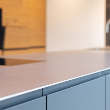 Moderne Küche in schwarz matt und Edelstahl