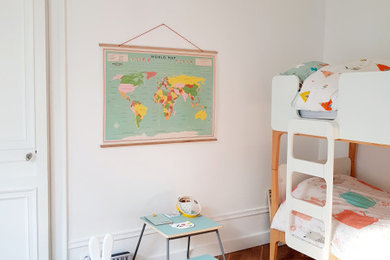 Idée de décoration pour une grande chambre d'enfant de 4 à 10 ans minimaliste avec un mur blanc et parquet clair.