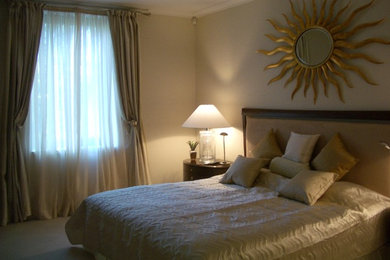 На фото: спальня в классическом стиле с ковровым покрытием с