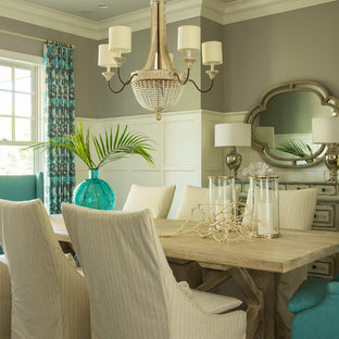 Geschlossenes Klassisches Esszimmer mit grauer Wandfarbe und dunklem Holzboden in Minneapolis