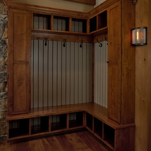 グランドラピッズの中サイズのトラディショナルスタイルのおしゃれなマッドルーム (グレーの壁、無垢フローリング) の写真