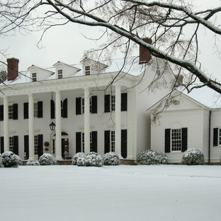 ナッシュビルのトラディショナルスタイルのおしゃれな家の外観 (木材サイディング) の写真