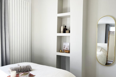 Foto de dormitorio beige y blanco contemporáneo pequeño con paredes beige y suelo de madera oscura