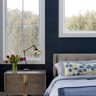 Inspiration pour une grande chambre parentale traditionnelle avec un mur bleu, un sol en bois clair, cheminée suspendue, un manteau de cheminée en carrelage et un sol marron.