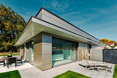 Überdachte, Große Moderne Terrasse neben dem Haus in Stuttgart
