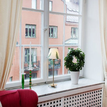 Högst upp i vacker 20-talsfastighet med solig balkong & öppen spis