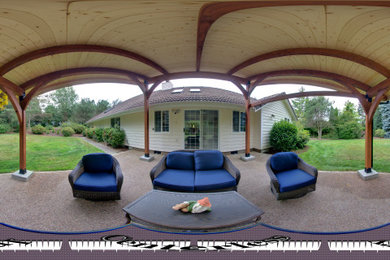Imagen de patio clásico de tamaño medio en patio trasero con cocina exterior, losas de hormigón y toldo