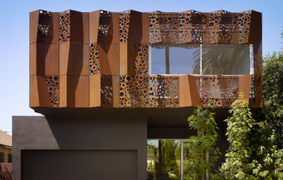 Houzz Tour: Dappled Light Inspires Artistic Wrapping