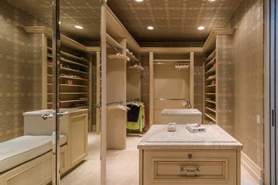 Example of a closet design in Los Angeles
