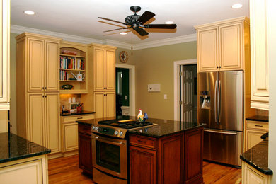 Example of a kitchen design in Charleston