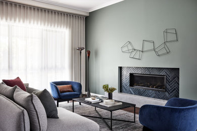 Großes, Offenes Modernes Wohnzimmer mit grüner Wandfarbe, dunklem Holzboden und gefliester Kaminumrandung in Sydney