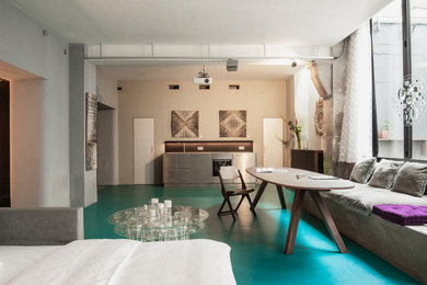 Mittelgroßes, Offenes Modernes Wohnzimmer mit oranger Wandfarbe, Linoleum und grünem Boden in München