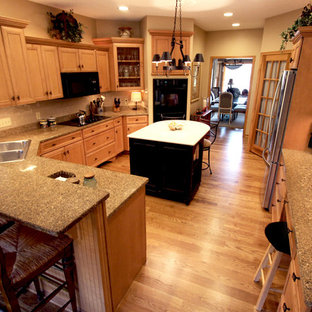 Große Klassische Küche in U-Form mit Vorratsschrank, Quarzwerkstein-Arbeitsplatte, Küchenrückwand in Beige, Glasrückwand, schwarzen Elektrogeräten und Kücheninsel in Cleveland