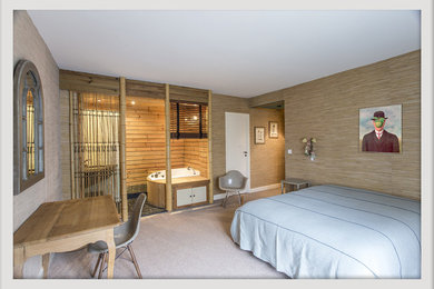 Modelo de dormitorio principal exótico grande con paredes beige, moqueta y suelo beige