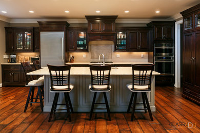 Kitchen - traditional kitchen idea in Louisville