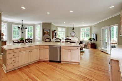 Open concept kitchen - mid-sized traditional u-shaped open concept kitchen idea in Baltimore with an island