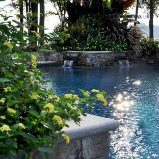 シャーロットのエクレクティックスタイルのおしゃれなプールの写真