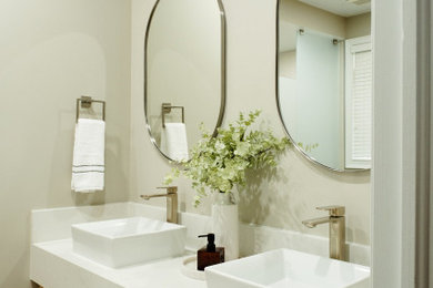 Example of a transitional bathroom design in Toronto