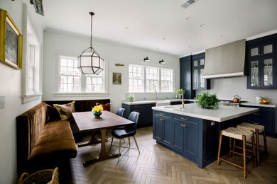 Kitchen - traditional kitchen idea in Chicago