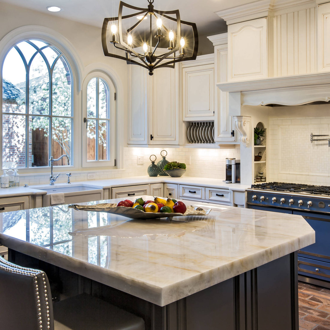 Crystallo Quartzite, White Kitchen