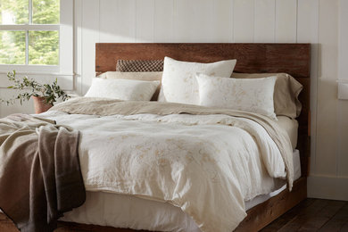 Bedroom - modern bedroom idea in San Francisco