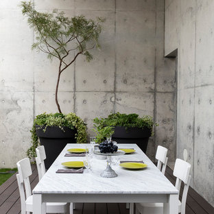 東京23区のモダンスタイルのおしゃれなデッキ (張り出し屋根) の写真