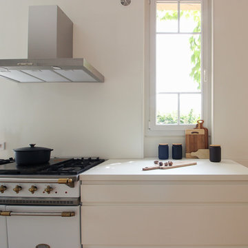 Création d’une cuisine blanche, contemporaine avec mobiliers anciens