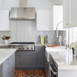 Mittelgroße Klassische Küche in U-Form mit Vorratsschrank, Landhausspüle, Schrankfronten im Shaker-Stil, grauen Schränken, Quarzwerkstein-Arbeitsplatte, Küchenrückwand in Weiß, Rückwand aus Porzellanfliesen, Küchengeräten aus Edelstahl, braunem Holzboden und Kücheninsel in Los Angeles