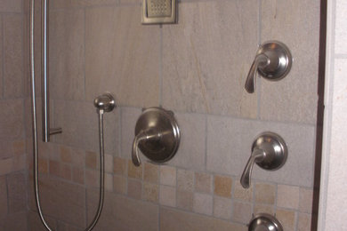 クリーブランドにあるおしゃれな浴室の写真