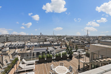 Große, Unbedeckte Moderne Dachterrasse im Dach mit Kübelpflanzen und Holzgeländer in Paris