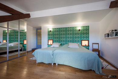 Diseño de dormitorio principal minimalista grande sin chimenea con paredes blancas, suelo de madera oscura, suelo marrón y vigas vistas