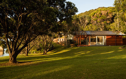 Houzz Tour: Seaside Cabins Blend Into the Bush