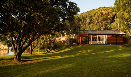 Houzz Tour: Seaside Cabins Blend Into the Landscape