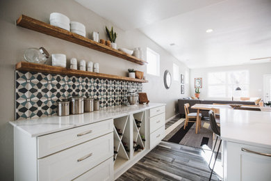 アルバカーキにある高級な広いコンテンポラリースタイルのおしゃれなダイニングキッチン (白い壁、濃色無垢フローリング、グレーの床) の写真