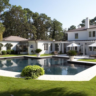 他の地域の大きいオーダーメイドトラディショナルスタイルのおしゃれな裏庭プール (コンクリート敷き	) の写真